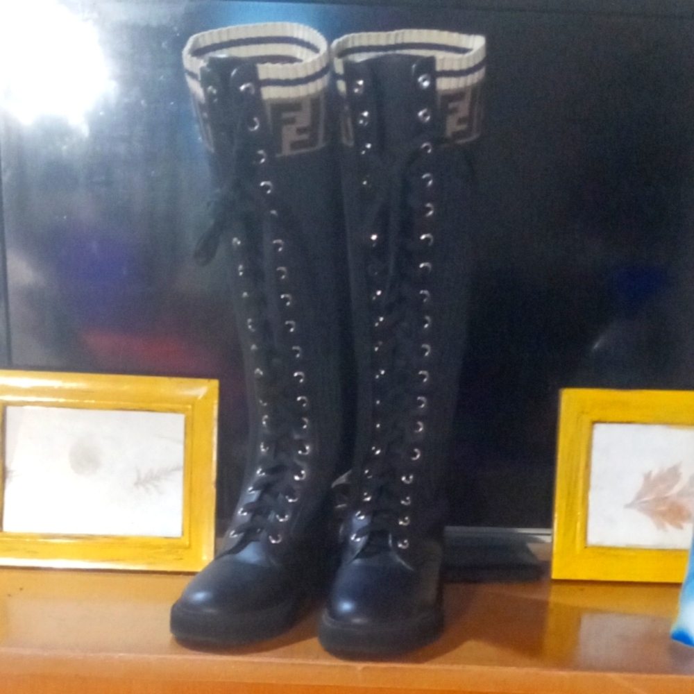 Size 35 Fendi Roma boots